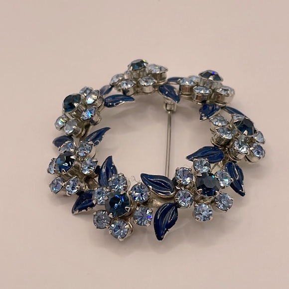 VINTAGE Crystal Floral Wreath Brooch - Picture 4 of 5